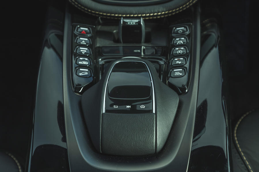 Examen de l'essai routier de l'Aston Martin DBX 2020 - console centrale