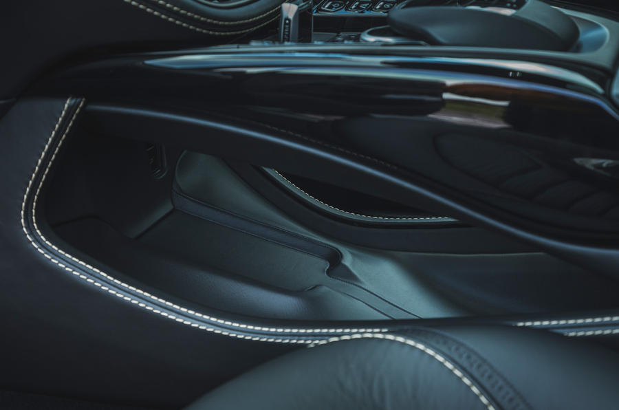 Examen de l'essai routier de l'Aston Martin DBX 2020 - conception de la console centrale