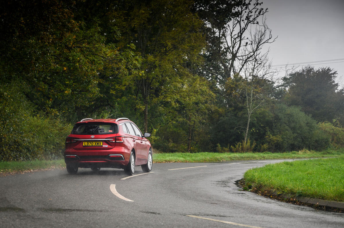 MG 5 SW EV 2020 Examen de l'essai routier - sur l'arrière