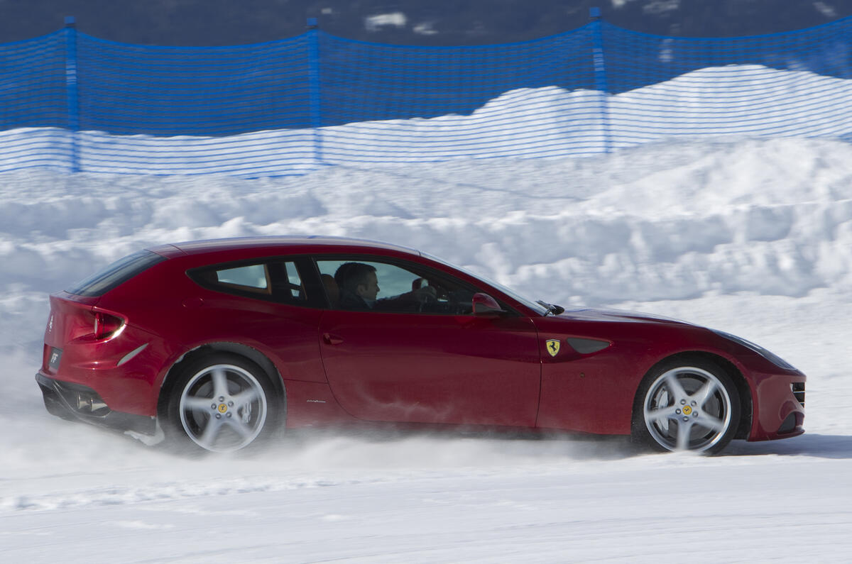 Ferrari FF à quatre roues motrices sur la neige