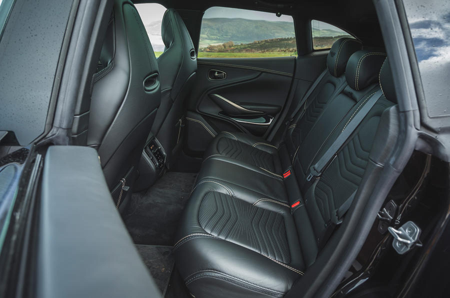 Examen de l'essai routier de l'Aston Martin DBX 2020 - sièges arrière