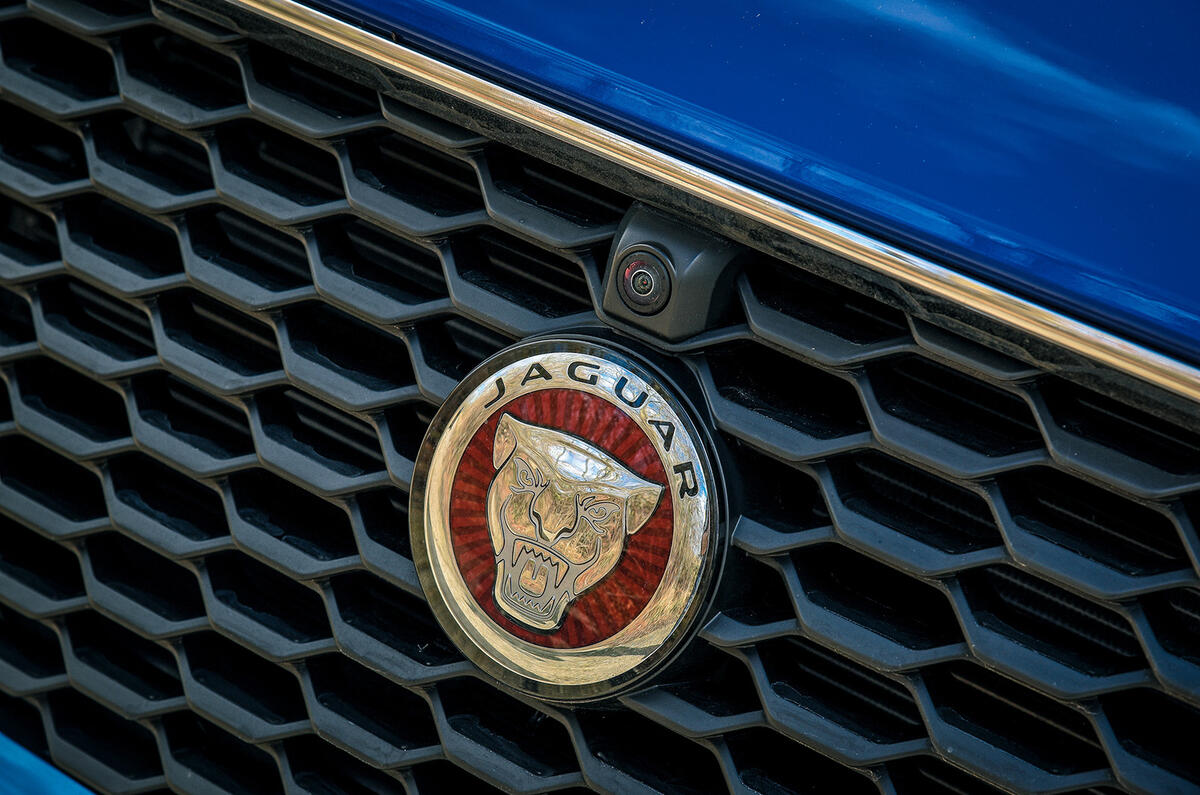 Jaguar E-Pace Critique du capot badge