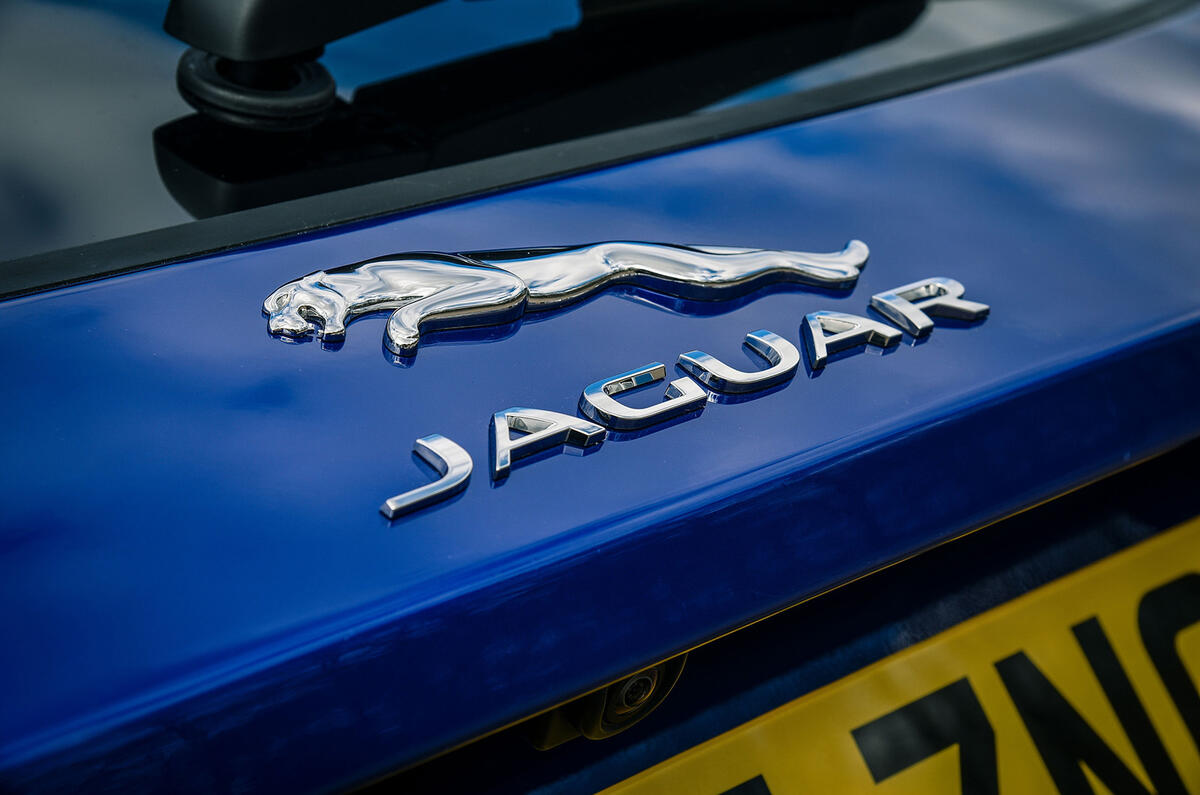 Jaguar E-Pace Critique du logo du coffre