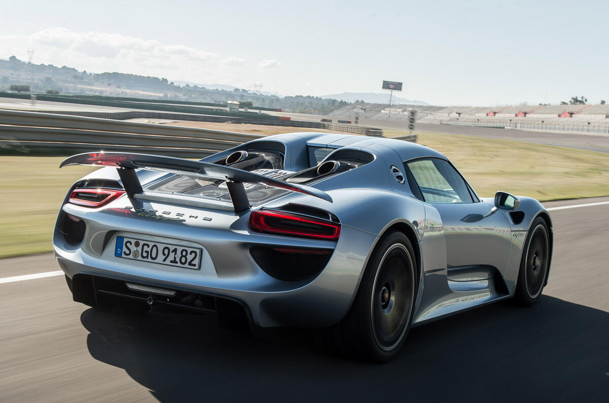 Ferrari LaFerrari vs McLaren P1 vs Porsche 918 Spyder