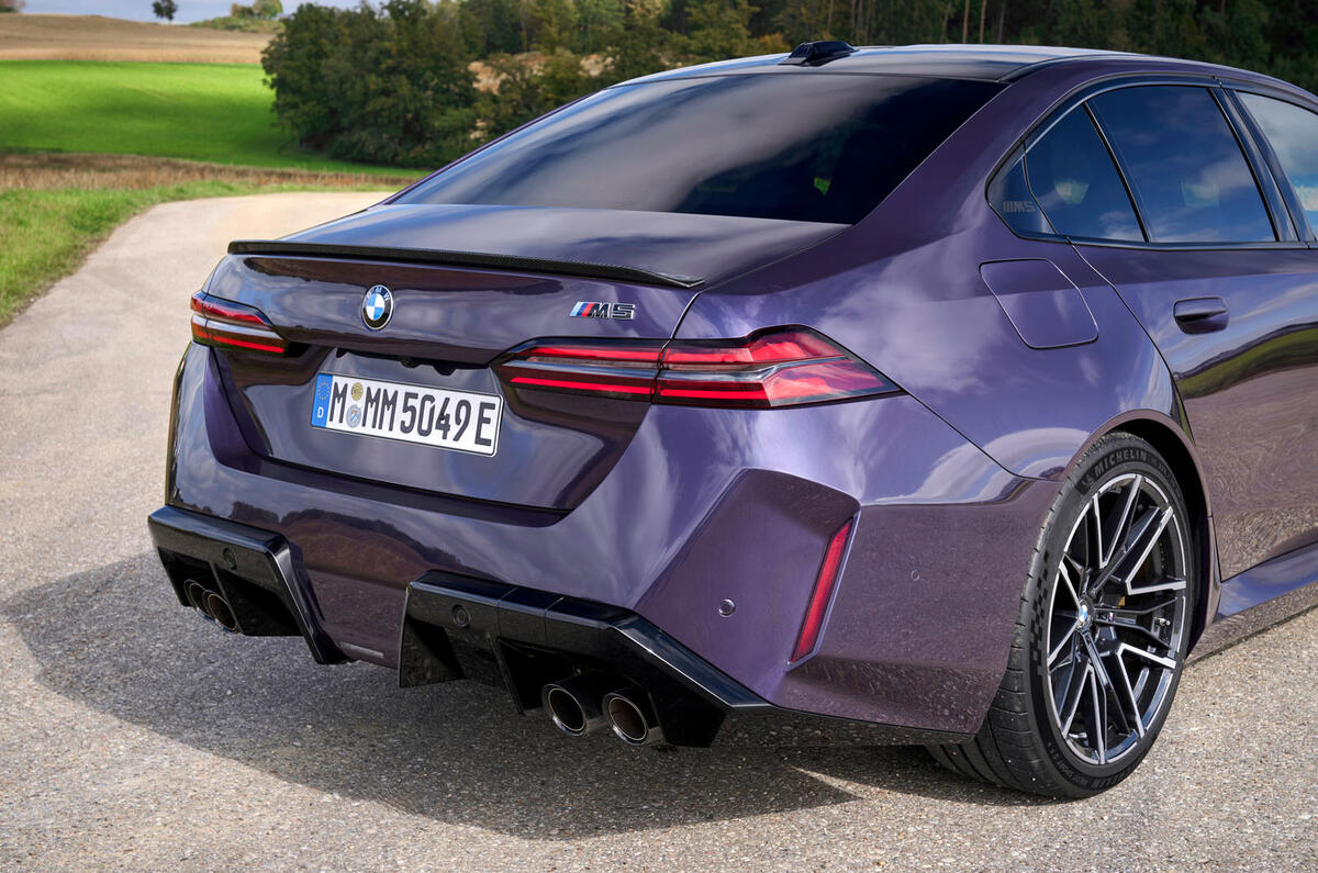 BMW M5 2024 compte-rendu détail arrière 059