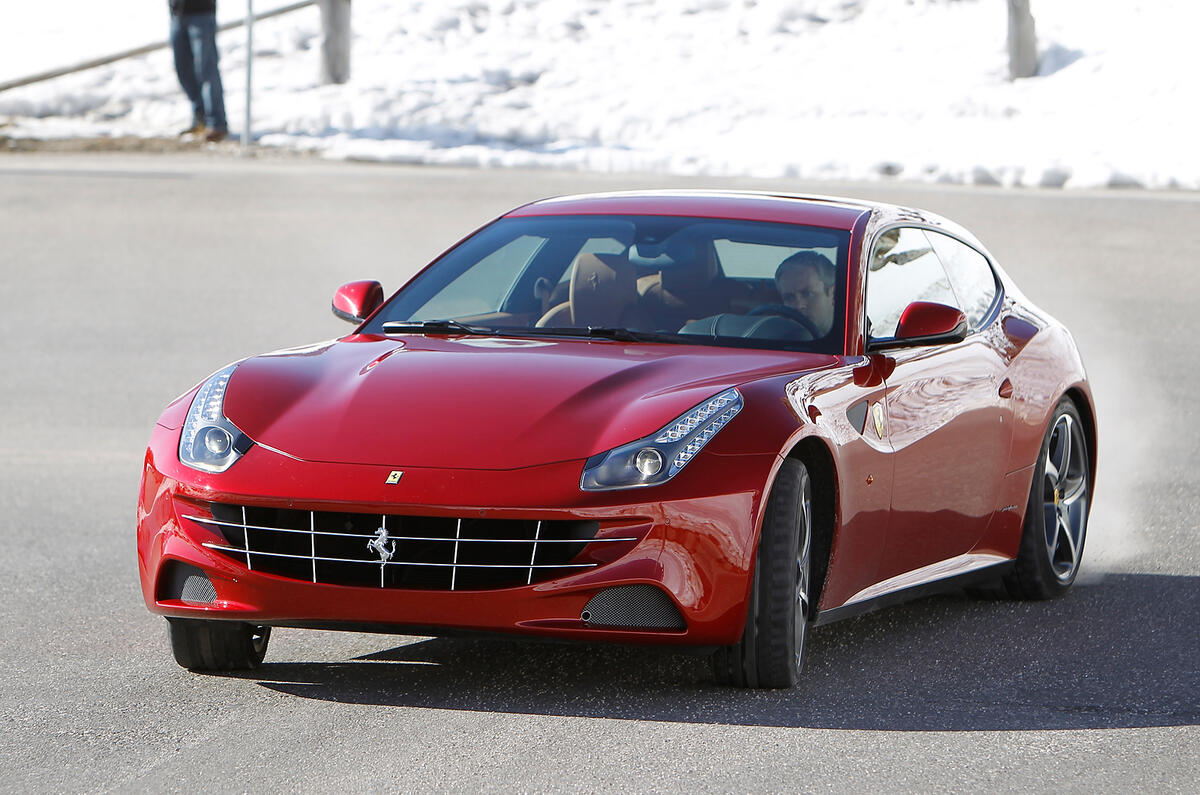 Ferrari FF en virage serré