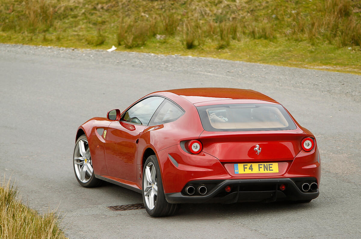 Ferrari FF en virage arrière