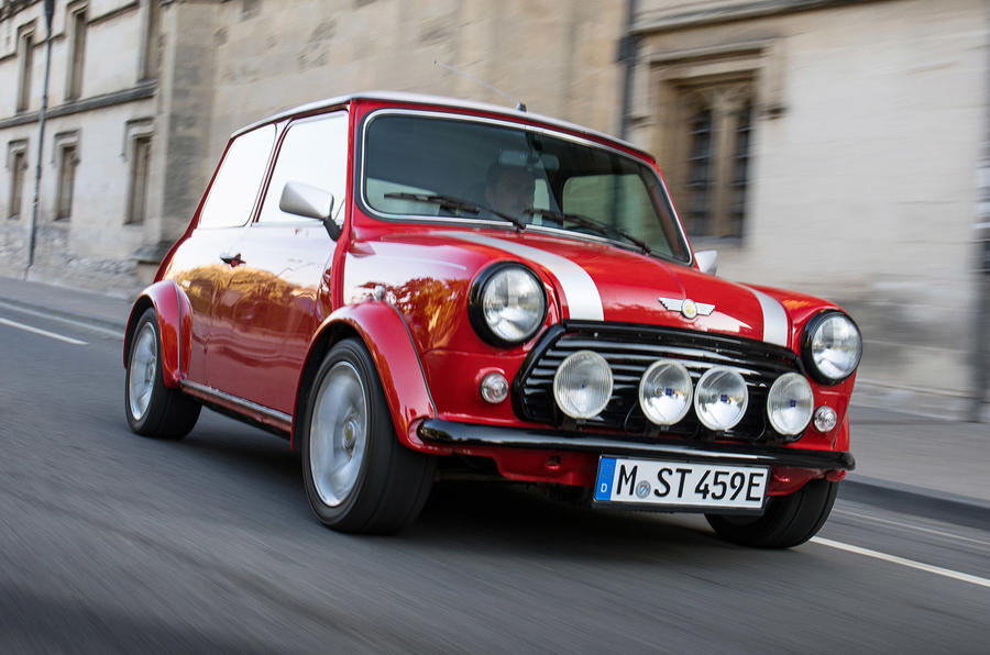 https://www.autocar.co.uk/sites/autocar.co.uk/files/styles/gallery_slide/public/images/car-reviews/first-drives/legacy/-classic-mini-electric-uk-fd-hero-front.jpg?itok=elF4qV39