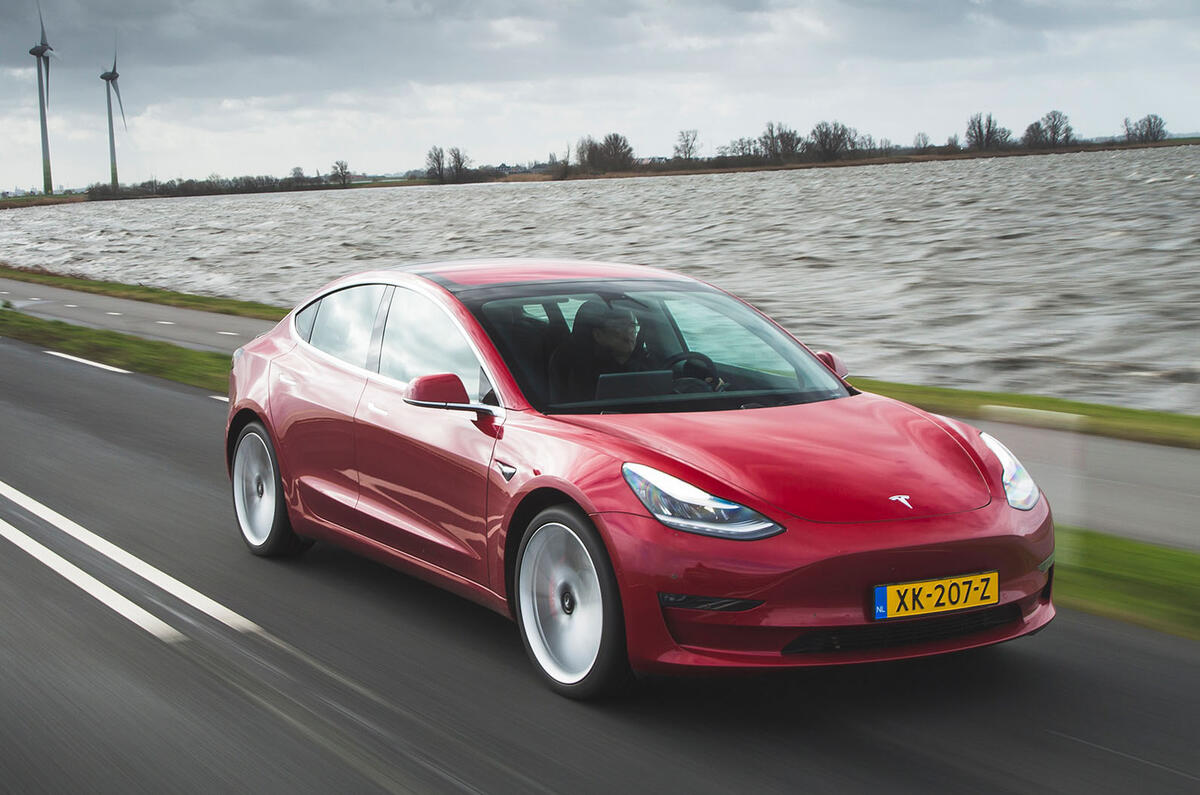 Tesla model 3 deals saloon