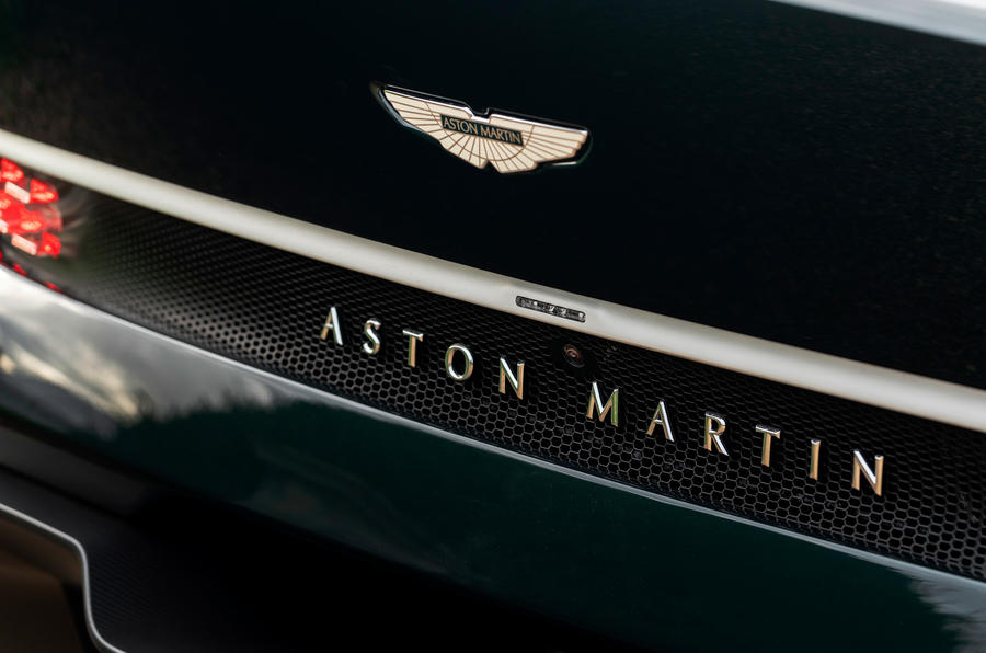 10 Badge arrière Aston Martin Victor 2021