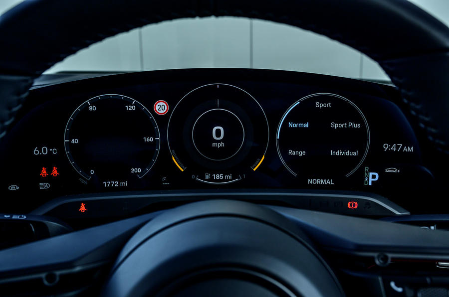Porsche Taycan Turbo 2020 : premier bilan de la conduite au Royaume-Uni - instruments