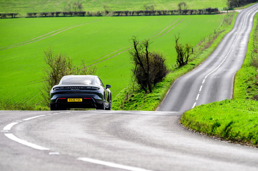 Porsche Taycan Turbo 2020 : premier bilan de la conduite au Royaume-Uni - les routes à l'arrière