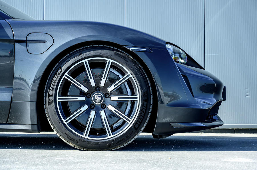 Porsche Taycan Turbo 2020 : premier bilan de la conduite au Royaume-Uni - roues en alliage
