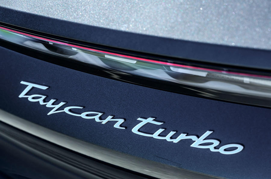Porsche Taycan Turbo 2020 : premier bilan de conduite au Royaume-Uni - badge arrière