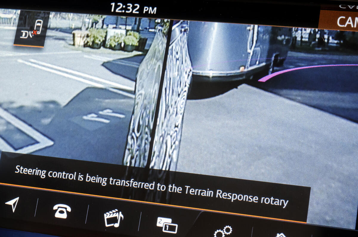 Discovery towing 058