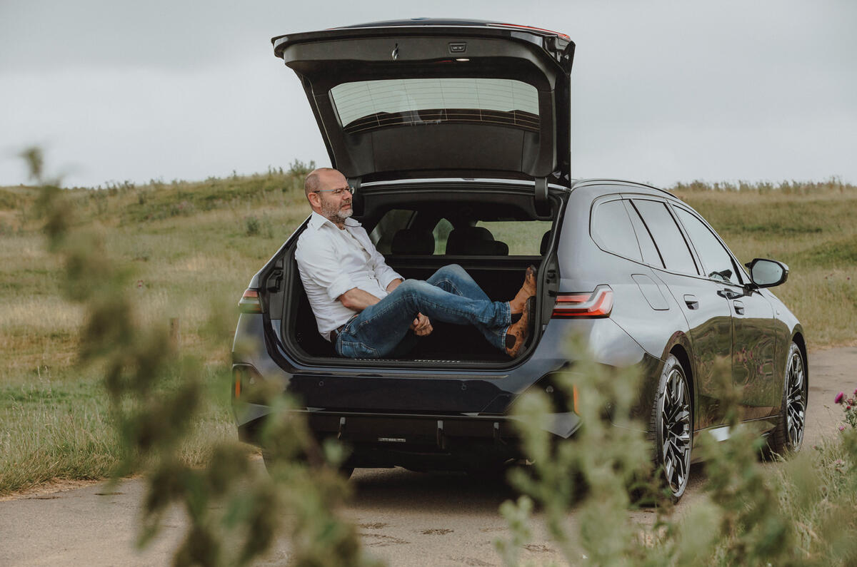 BMW i5 Touring coffre ouvert