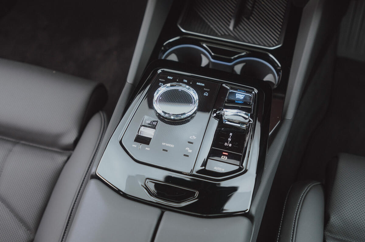 Console centrale de la BMW i5 Touring