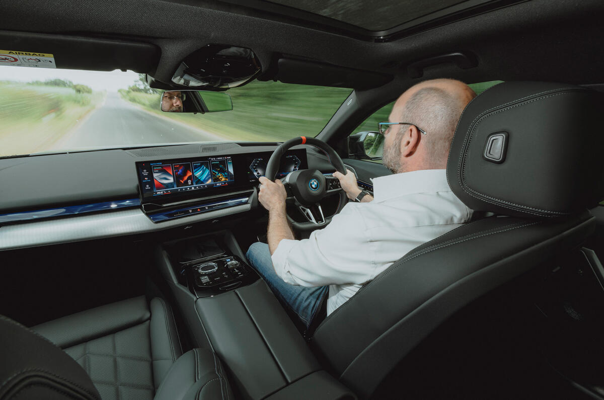 BMW i5 Touring par-dessus l'épaule