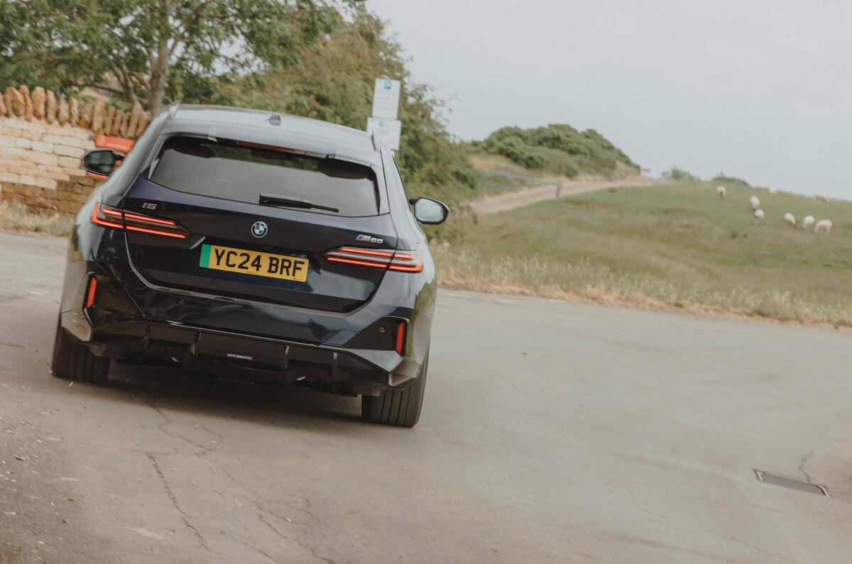 BMW i5 Touring en virage arrière