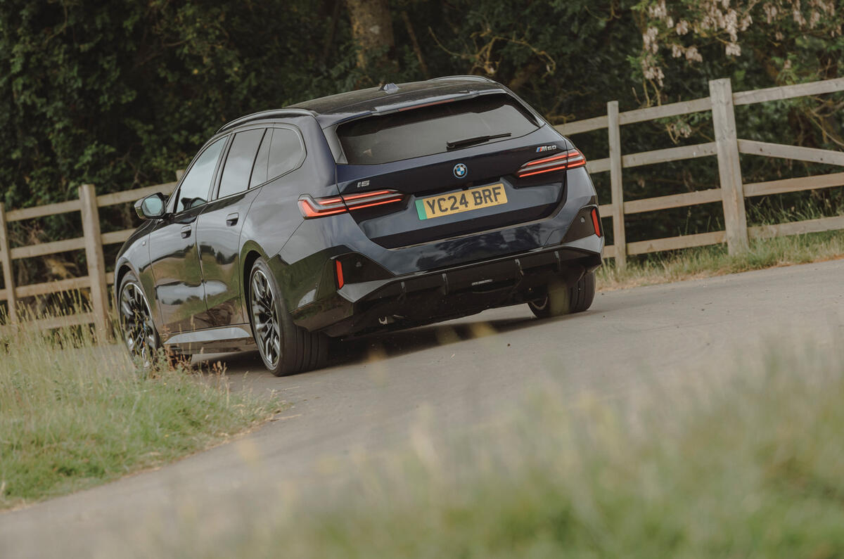 BMW i5 Touring virage arrière 2