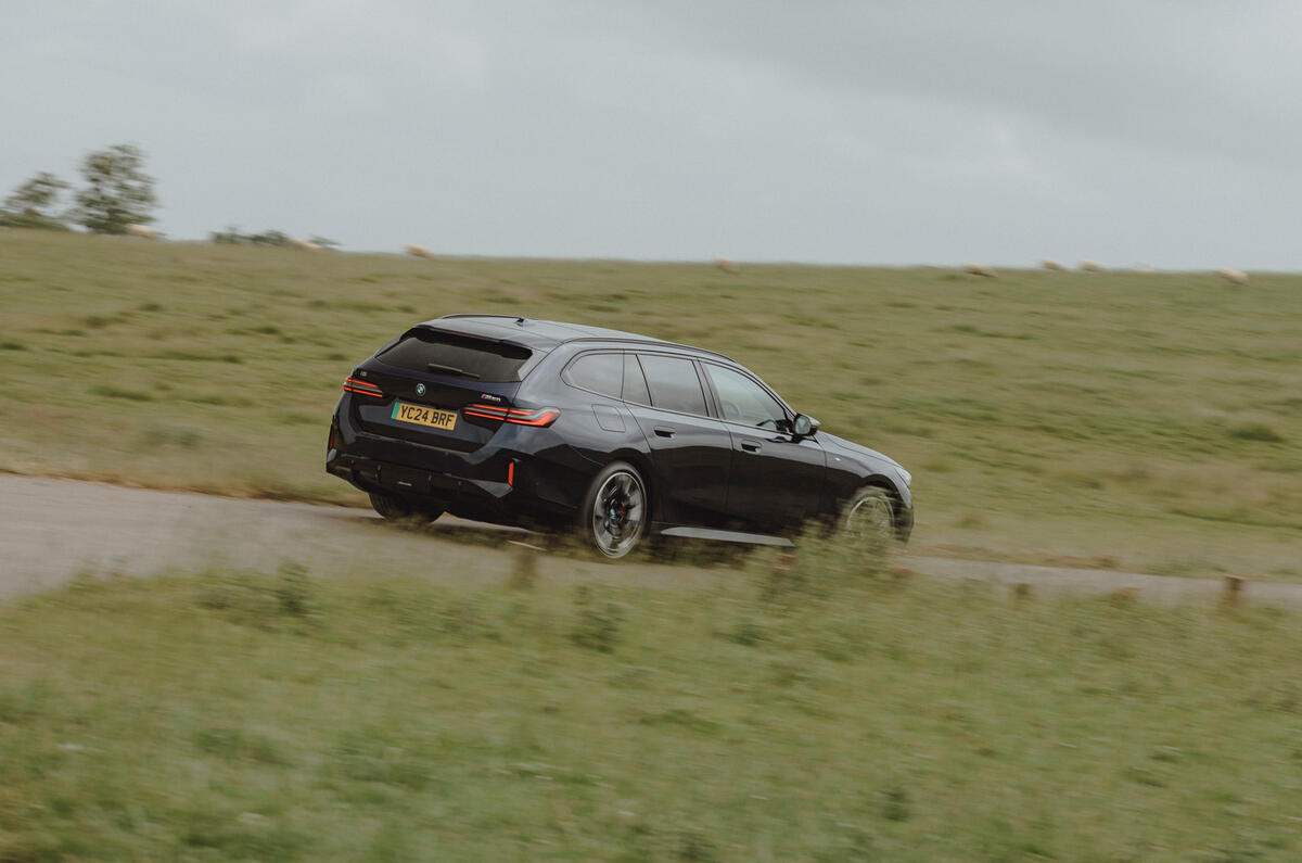 BMW i5 Touring en virage latéral