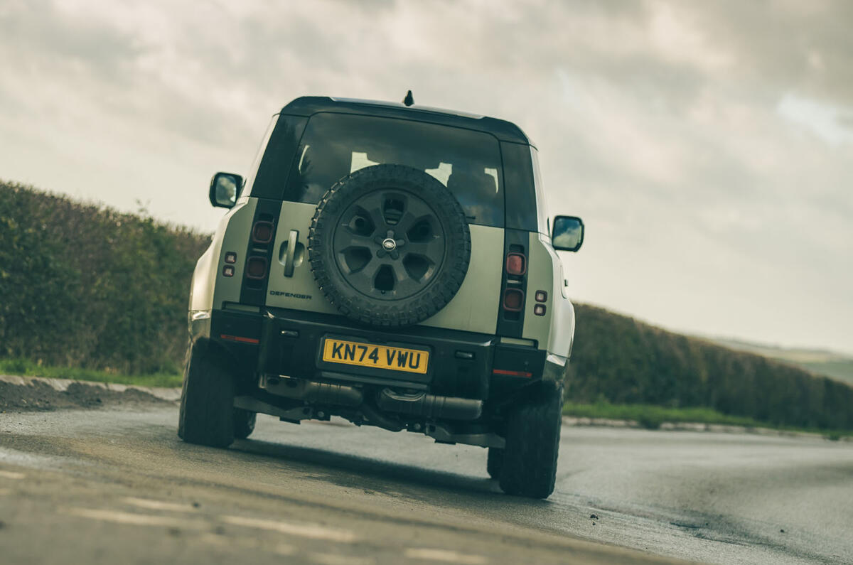 Land Rover Defender avis 2024 18 virage arrière