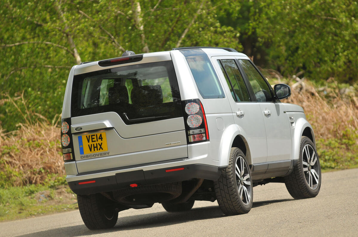 Land Rover Discovery en virage arrière