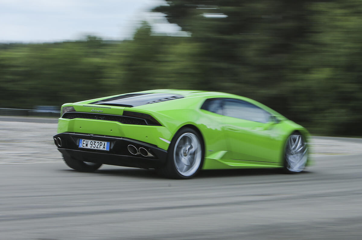 Lamborghini Huracán en virage arrière