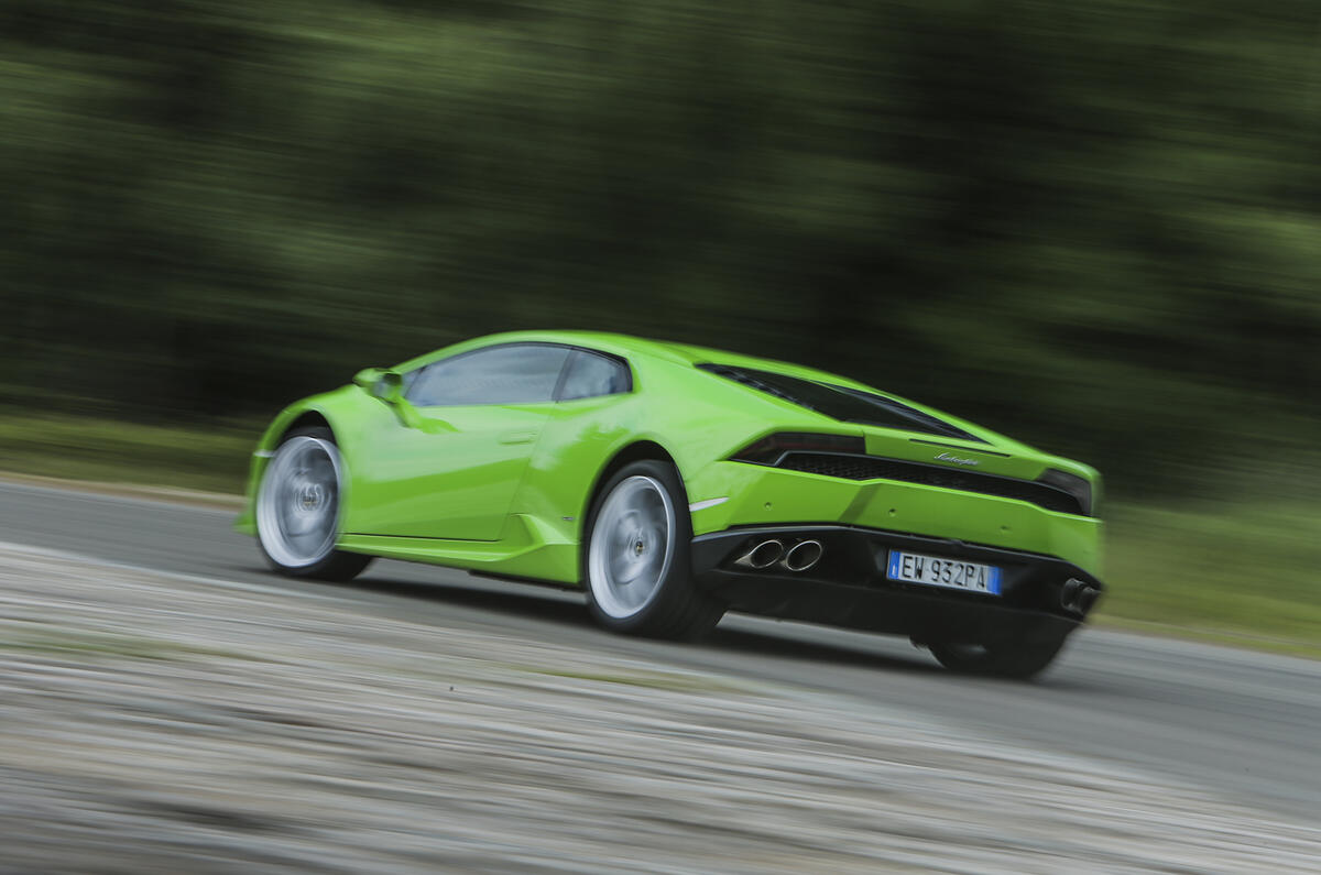 Lamborghini Huracán en virage arrière