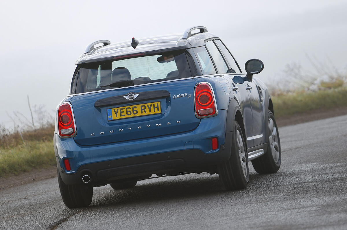 Mini Countryman en virage arrière