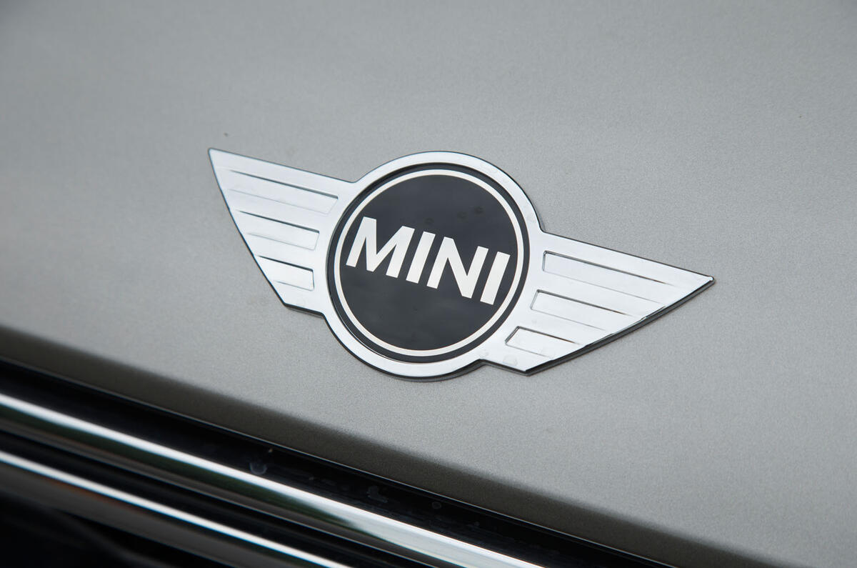 mini bonnet badge