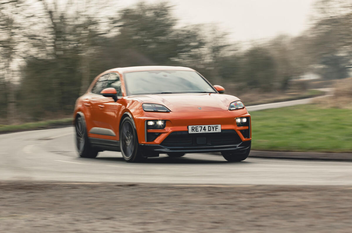 Porsche Macan RT 2025 front corner blur 37