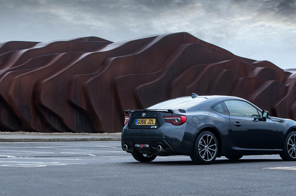 Леворульная toyota gt86