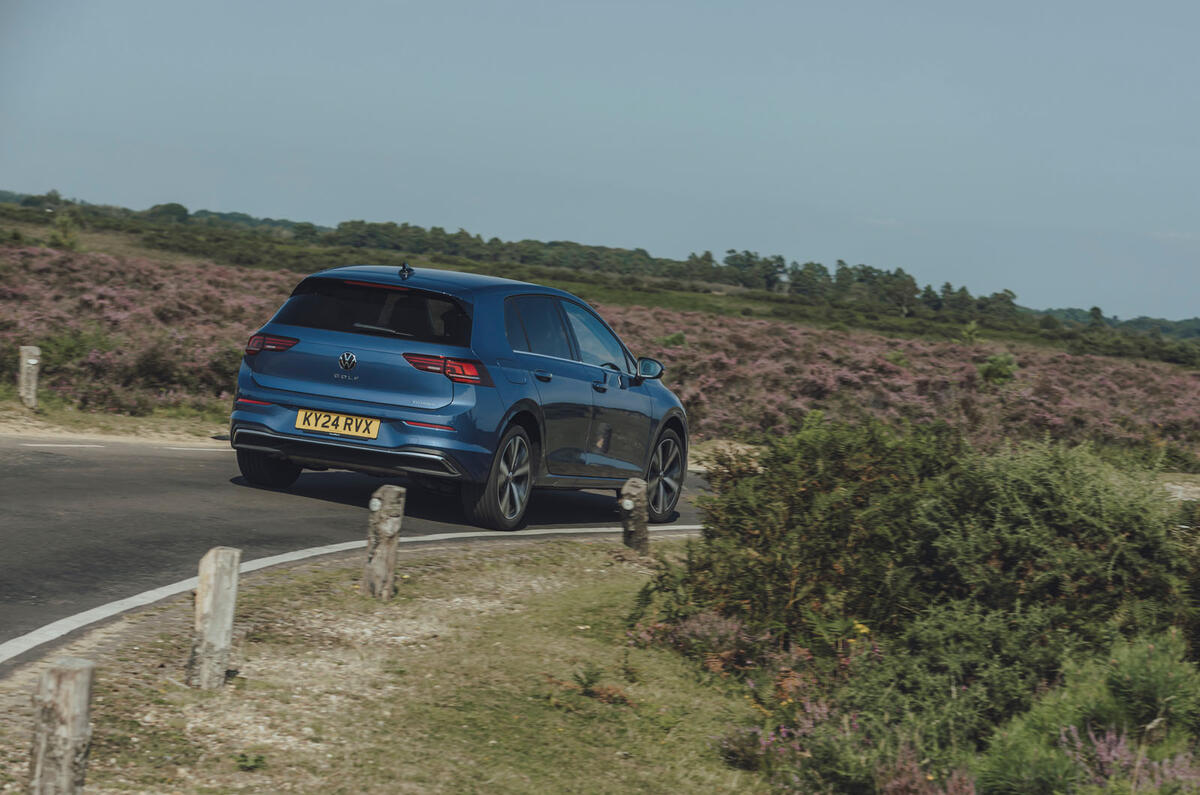 Volkswagen Golf eHybrid 2024 Critique de l'angle arrière 74