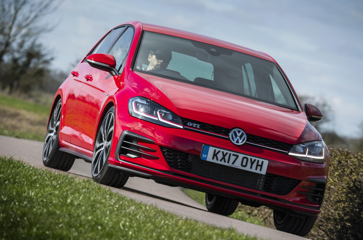 Volkswagen Golf GTI dans les virages