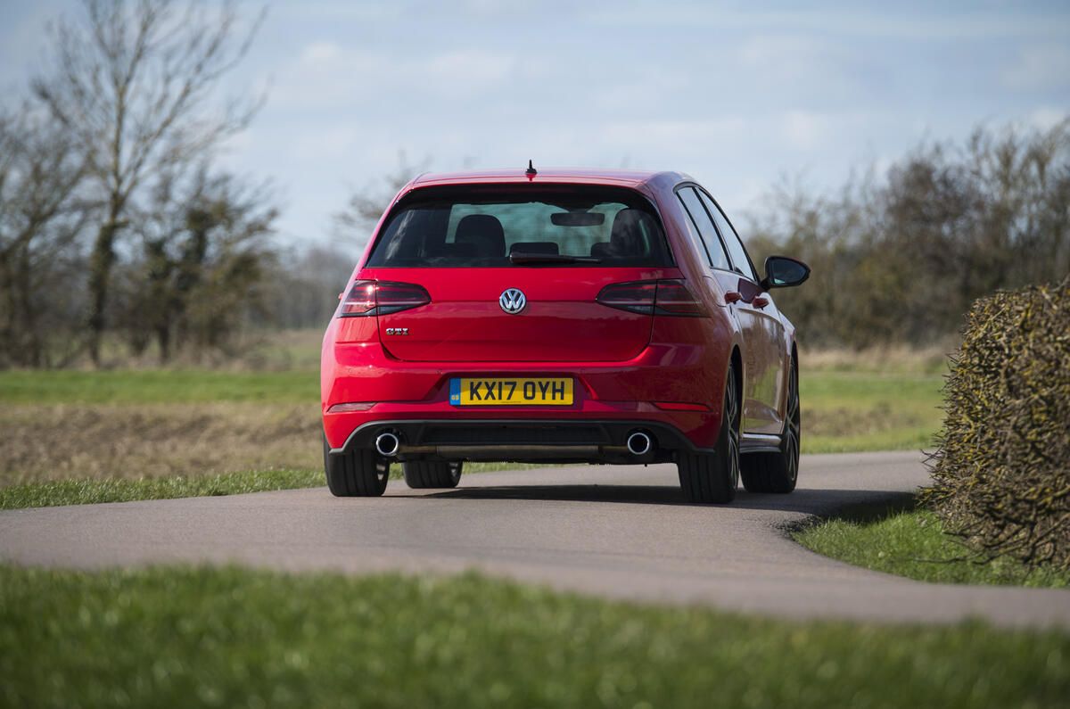 Volkswagen Golf GTI en virage arrière