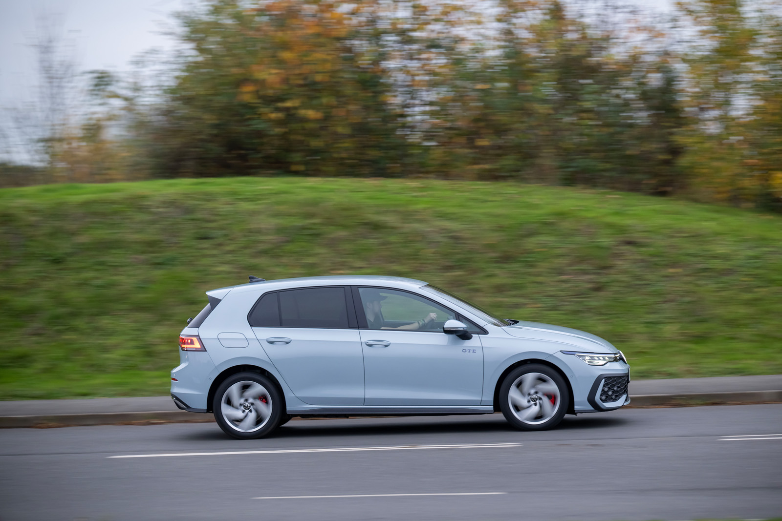 Volkswagen Golf GTE review   side angle