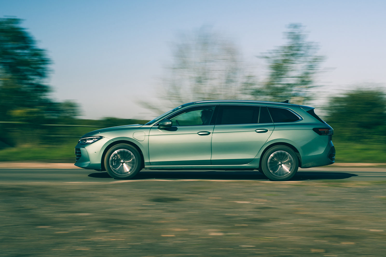 vw passat review 2024 02 side panning