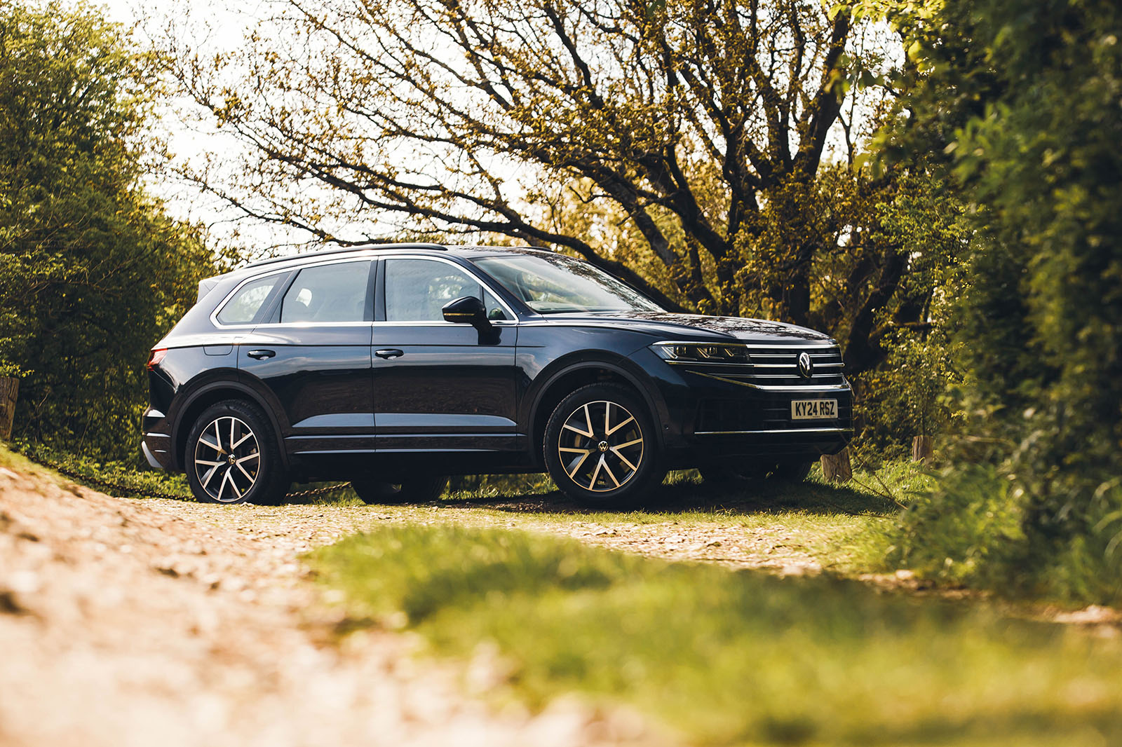 vw touareg review 2024 24 front static